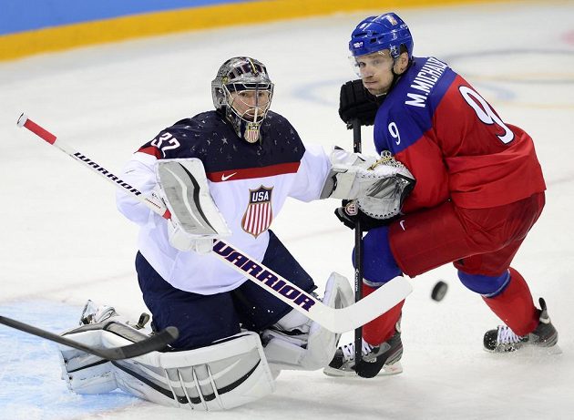 Výraz ve tváři Milana Michálka jako by vyjadřoval střelecké zoufalství českých hokejistů ve čtvrtfinále s USA. Vlevo americký brankář Jonathan Quick.