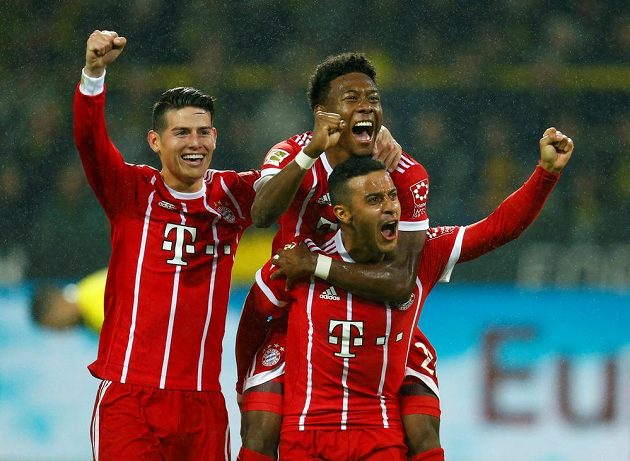V přímém souboji o první místo německé fotbalové ligy vyhrál v 11. kole Bayern v Dortmundu 3:1 a jeho hráči si triumf náležitě užívali.