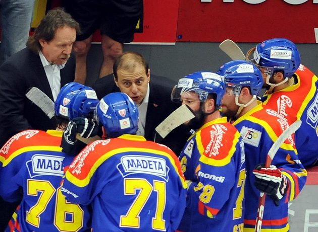 Budějovický trenér Petr Rosol (vzadu vlevo) a jeho asistent Radek Bělohlav dávají rady svým svěřencům v utkání se Slavií.