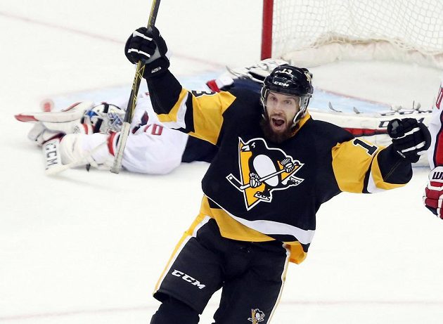 Nick Bonino (13) z Pittsburghu jásá po své rozhodující trefě, která vyřadila Washington.