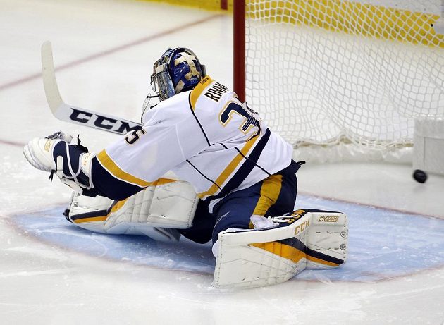 Jake Guentzel (není na snímku) z Pittsburghu střílí gól brankáři Nashvillu Pekka Rinnemu (35).