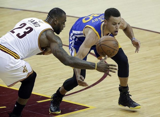 LeBron James z Clevelandu v souboji s hvězdou obhájců titulu z Golden State Stephenem Currym.