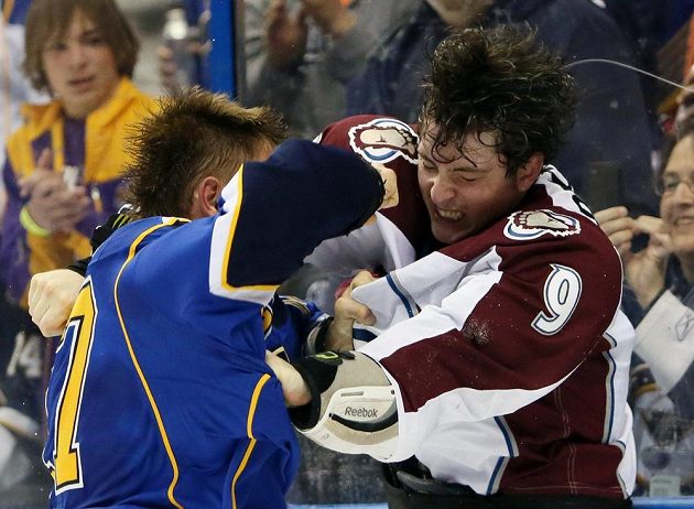 Vladimír Sobotka ze St. Louis Blues (vlevo) v pěstním souboji s Mattem Duchenem z Colorada.