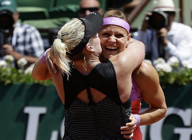 Lucie Šafářová (vpravo) a Američanka Bethanie Matteková-Sandsová se objímají po vítězství ve finále čtyřhry na Roland Garros.