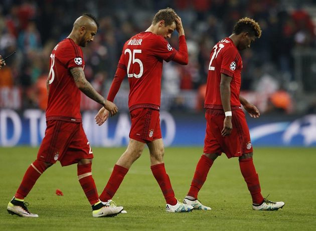 Zklamaní hráči Bayernu Arturo Vidal, Thomas Müller a David Alaba opouští Allianz Arenu.