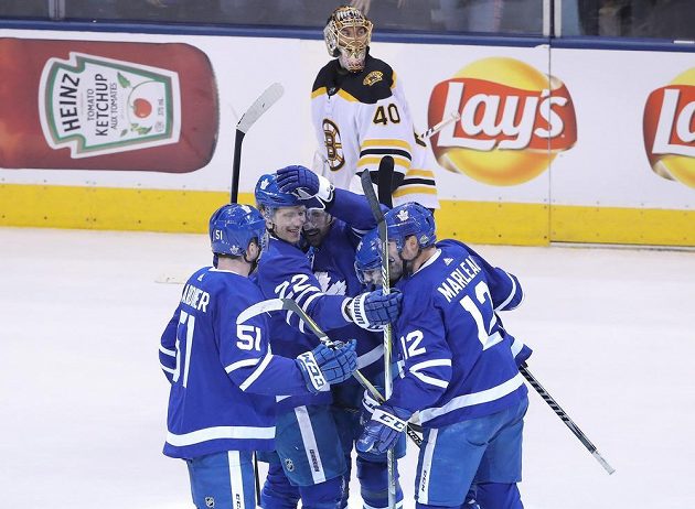 Toronto žije a v prvním kole play off si vynutilo v sérii s Bostonem rozhodující sedmý zápas. Tým Maple Leafs vyhrál šestý duel série 3:1, gólem a asistencí k tomu pomohl český útočník Tomáš Plekanec.
