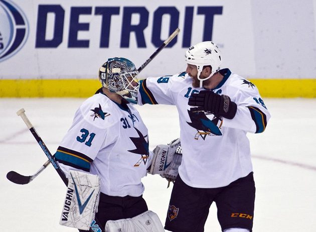 Brankář San Jose Sharks Antti Niemi (vlevo) se raduje s Joem Thorntonem z vítězství nad Detroitem.