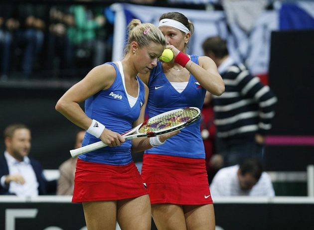 Andrea Hlaváčková a Lucie Hradecká ve finále Fed Cupu proti Němkám Lisické s Görgesovou.