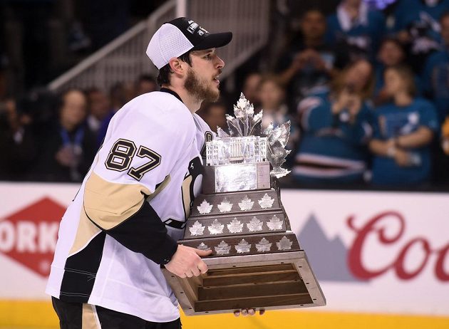 Kapitán Pittsburghu Penguins Sidney Crosby (87) s Conn Smythe Trophy po vítězství ve Stanley Cupu.
