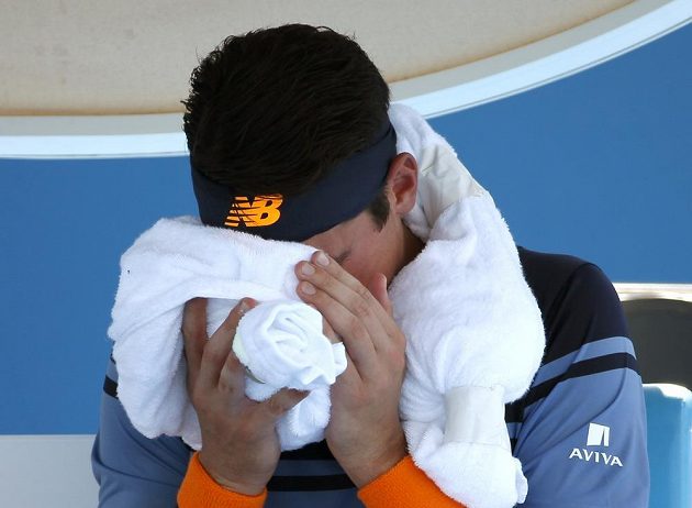 Kanaďan Milos Raonic během zápasu druhého kola Australian Open se Španělem Robredem.