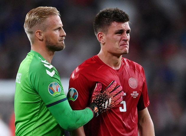 Zklamaní dánští fotbalisté brankář Kasper Schmeichel a Joakim Mähle po semifinálové prohře EURO s Anglií.