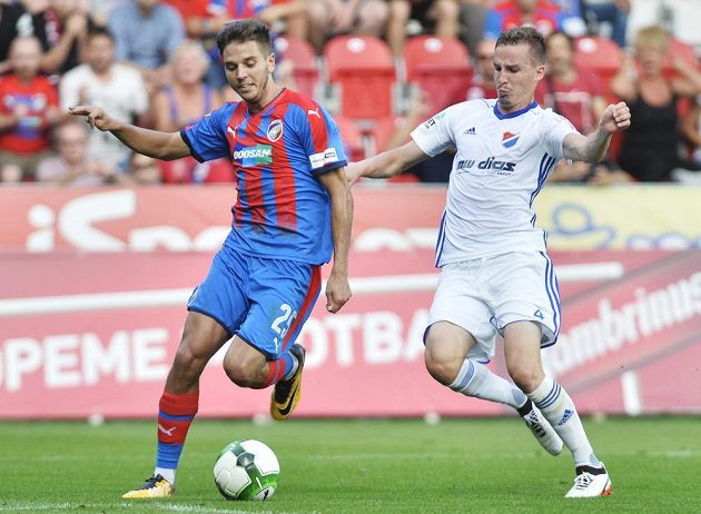 Aleš Čermák z Viktorie Plzeň a Martin Sus z Baníku Ostrava v souboji během utkání 5. kola HET ligy.