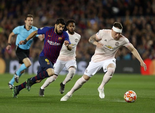 Luis Suárez hledá cestu k brance soupeře