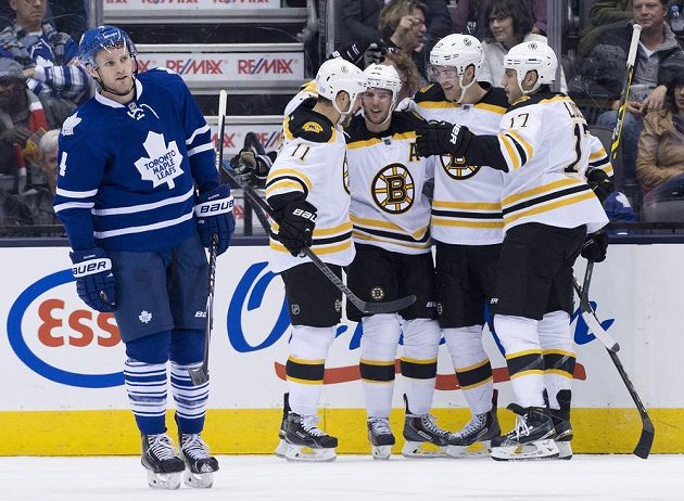 Útočník Bostonu David Krejčí (třetí zprava) se raduje se spoluhráči z branky, kterou vstřelil Torontu.