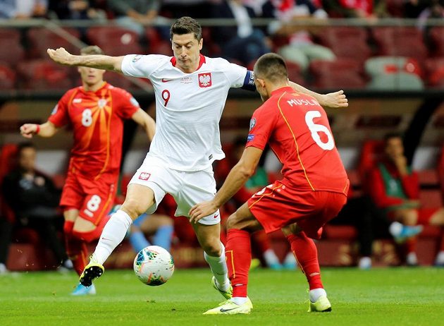 Polský útočník Robert Lewandowski (uprostřed) během kvalifikačního duelu proti Severní Makedonii.