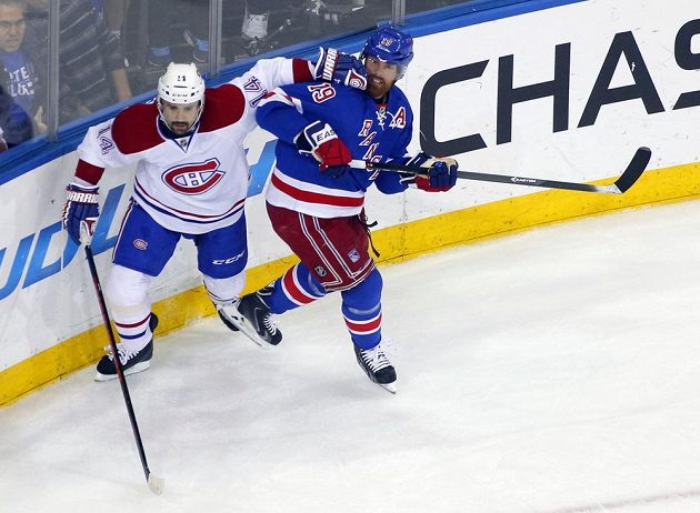 Montrealský centr Tomáš Plekanec (14) v souboji s Bradem Richardsem (19) z Rangers.