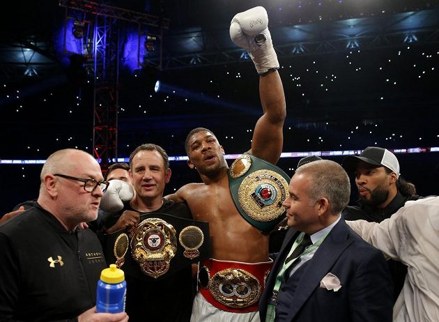 Anthony Joshua s pásy pro mistra světa těžké váhy po vítězství nad Vladimirem Kličkem ve Wembley.