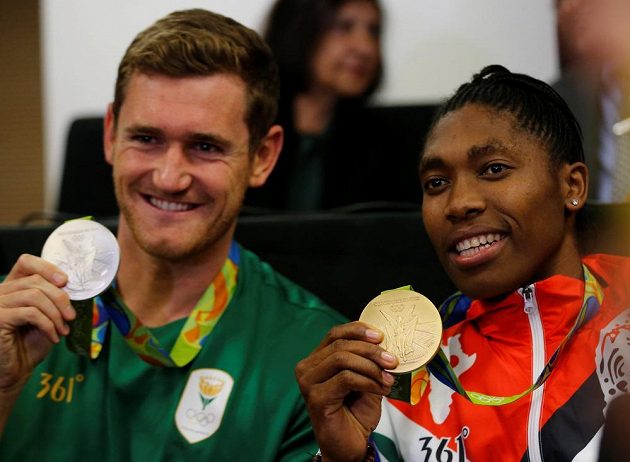 Plavec Cameron van der Burgh (vlevo) a Caster Semenyaová se svými olympijskými medailemi.