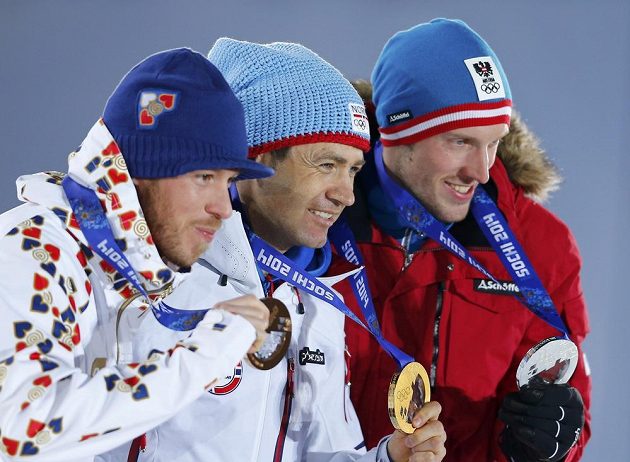 Nejlepší trio olympijského sprinterského závodu biatlonistů (zleva) bronzový Jaroslav Soukup, vítězný Nor Ole Einar Björndalen a stříbrný Rakušan Dominik Landertinger.
