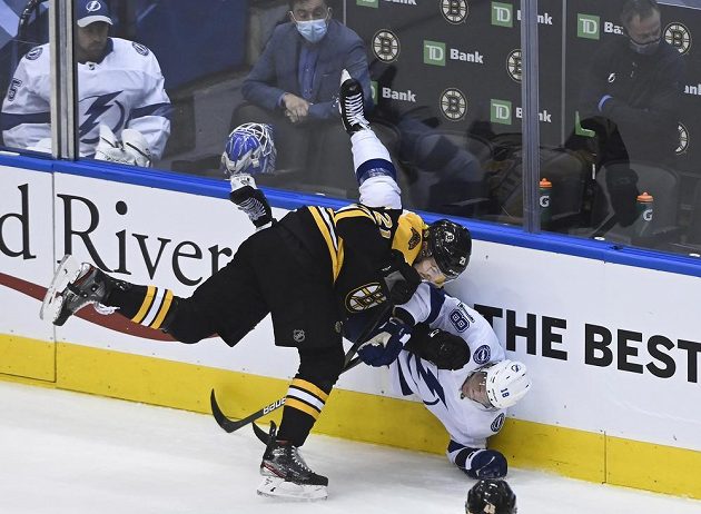 Křídelník Bostonu Bruins Nick Ritchie (21) drsně atakuje českého útočníka Ondřeje Paláta v barvách Tampy Bay Lightning.