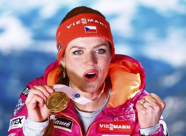 Mistryně světa Gabriela Koukalová si užívala se zlatou medailí i na slavnostním vyhlášení. Česká biatlonistka vyhrála v Hochfilzenu sprint na 7,5 kilometru.