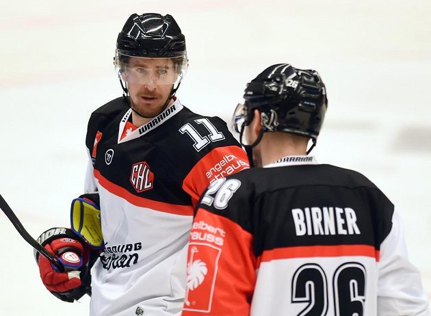 Čeští hokejisté Roman Červenka (vlevo) a Michal Birner z Fribourgu opět nastoupili spolu v jedné formaci.
