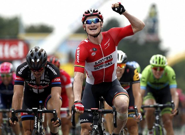 Německý cyklista André Greipel se raduje už ze svého třetího etapového vítězství na letošní Tour de France.