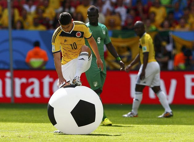 V prvním poločase utkání Kolumbie - Pobřeží slonoviny z hlediště přiletěl na hrací plochu velký míč, který zachytil James Rodriguez.