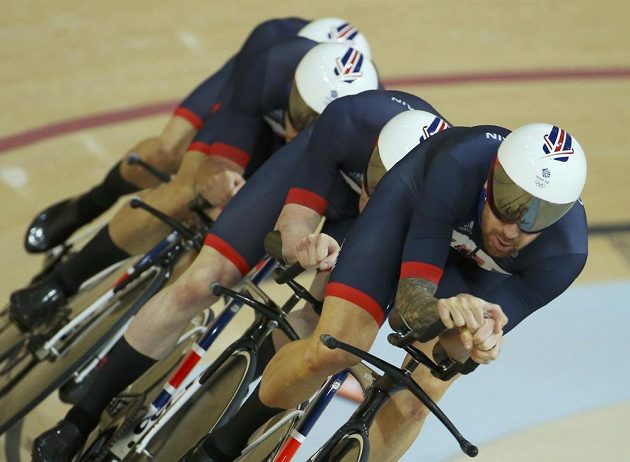 Britské kvarteto v čele s Bradleym Wigginsem ve stíhacím závodu na 4 km zajelo nový světový rekord 3:50,570 a postoupilo do finále.
