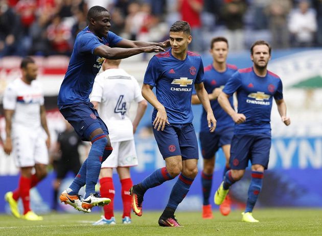 Andreas Pereira (třetí zprava) z Manchesteru United oslavuje gól v přípravě proti Wiganu.