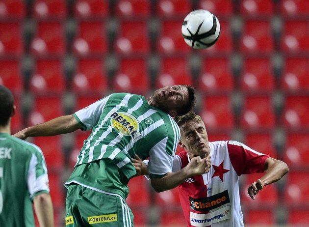 Radek Šírl z Boheminas (vlevo) v hlavičkovém souboji se slávistou Ondřejem Petrákem.