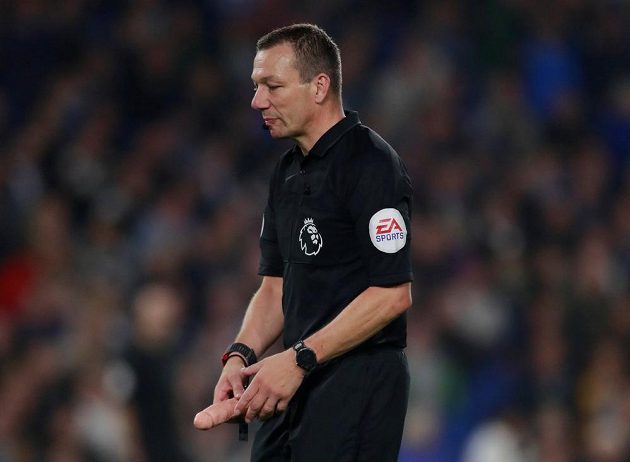 Rozhodčí Kevin Friend musel přerušit zápas, aby odnesl ze hřiště sexuální pomůcku, která na trávník přiletěla z hlediště.