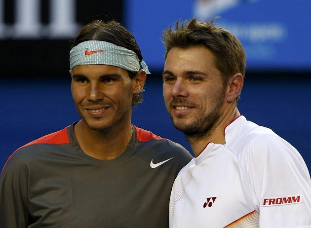 Momentka těsně před začátkem finálové bitvy - vlevo favorizovaný Rafael Nadal, vedlě něj pak Stanislas Wawrinka.