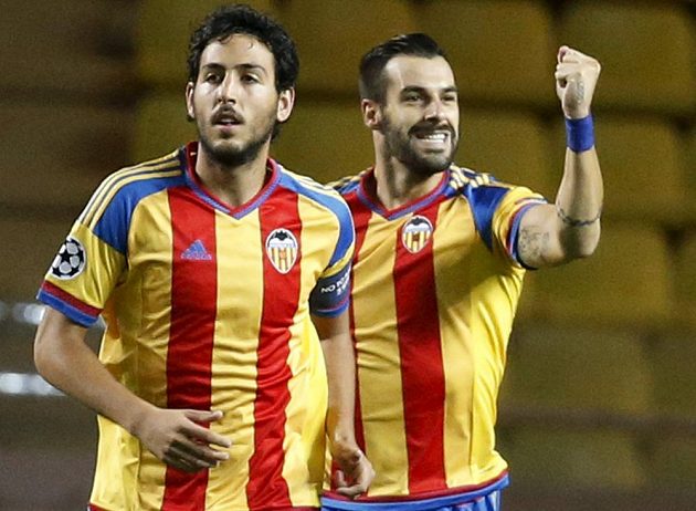 Útočník Valencie Álvaro Negredo (vpravo) a jeho spoluhráč Daniel Parejo se radují ze vstřeleného gólu na hřišti Monaka.