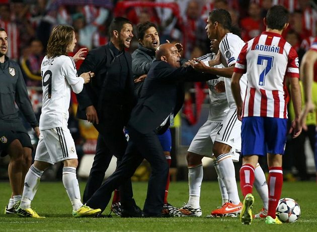 Kouč Atlétika Diego Simeone (druhý zleva) se v závěru dostal do konfliktu s Raphaelem Varanem z Realu (druhý zprava).