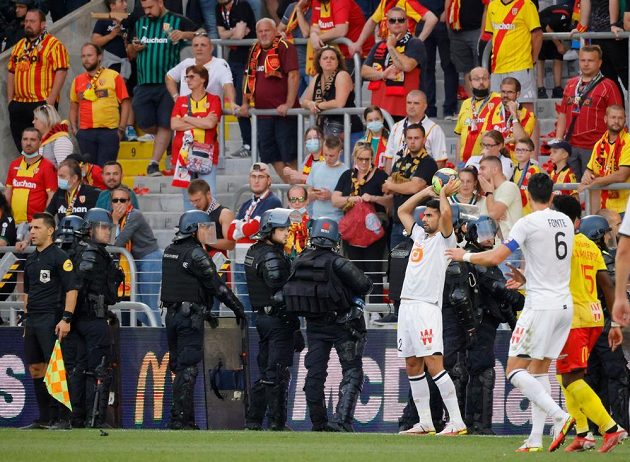Kvůli řádění fanoušků bylo utkání mezi Lens a Lille na půl hodiny přerušeno