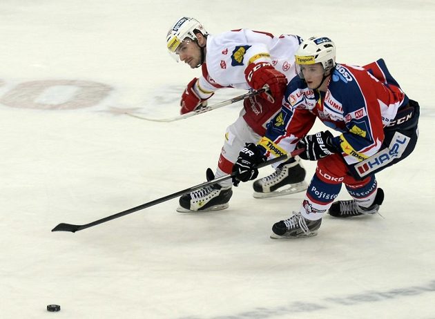 Juraj Valach (vlevo) ze Slavie a Jevgenij Mozer z Pardubic v utkání předkola play off extraligy.