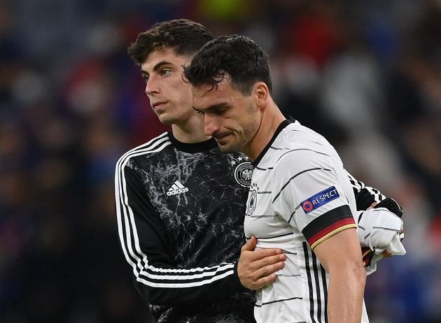 Německý smutek. Kai Havertz utěšuje stopera Matse Hummelse po prohře s Francií na EURO 2021. Obránce si dal vlastní gól.
