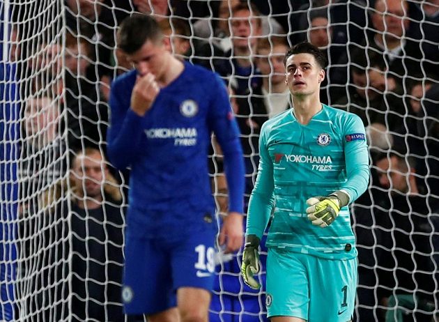 Nešťastný brankář Chelsea Kepa Arrizabalaga poté, co si v utkání Ligy mistrů proti Ajaxu Amsterdam srazil míč do vlastní sítě.