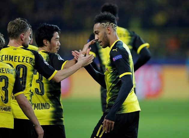 Dortmundský Pierre-Emerick Aubameyang slaví gól v síti Tottenhamu během utkání Ligy mistrů.