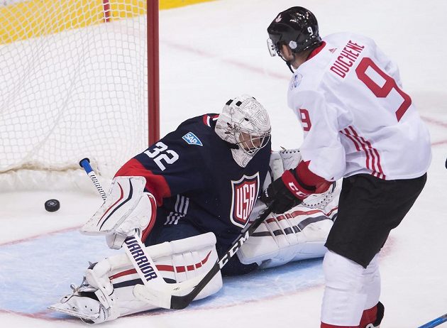 Centr kanadského týmu Matt Duchene střílí svůj druhý gól v utkání Jonathanu Quickovi.