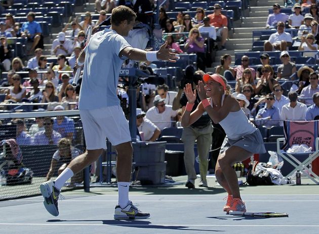 Bělorus Max Mirnyj a Andrea Hlaváčková se radují z finálového vítězství ve smíšené čtyřhře na US Open.