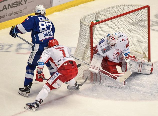 Třinecký brankář Šimon Hrubec likviduje s přispěním obránce Davida Noska akci brněnského Marcela Haščáka.