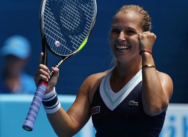 Slovenka Dominika Cibulková se raduje z postupu přes Marii Šarapovovou na Australian Open.
