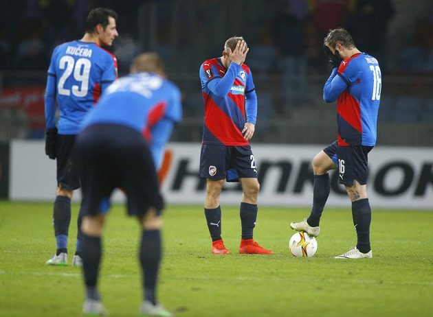 Zklamaní fotbalisté Plzně (zleva) Tomáš Kučera, Jan Baránek, Daniel Kolář a Jan Holenda po porážce s Dinamem Minsk v Evropské lize.