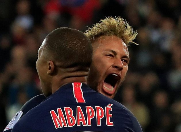 Radost v podání hvězd PSG. Pařížané vyhráli šlágr s Lyonem 5:0. Jeden gól dal Neymar, čtyři trefy přidal Mbappé.