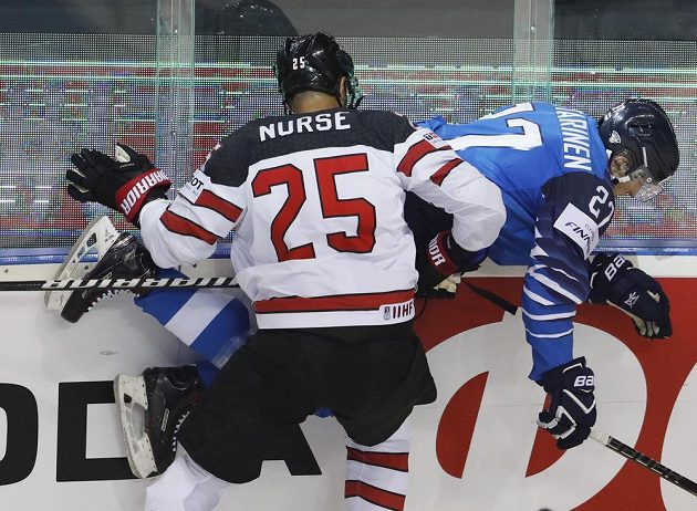Kanadský hokejista Darnell Nurse přišpendlil na mantinel finského soupeře Eetu Luostarinena během utkání mistrovství světa.