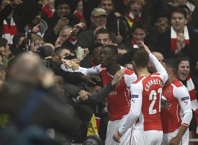 Yaya Sanogo (uprostřed) z Arsenalu slaví vedoucí gól svého týmu v utkání Ligy mistrů proti Dortmundu.