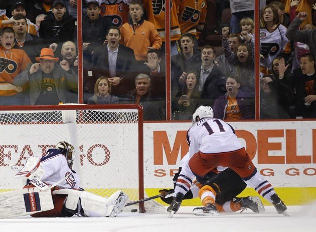 Kapitán Philadelphie Claude Giroux (vpravo dole v oranžovém dresu) střílí vyrovnávací branku do sítě Columbusu.