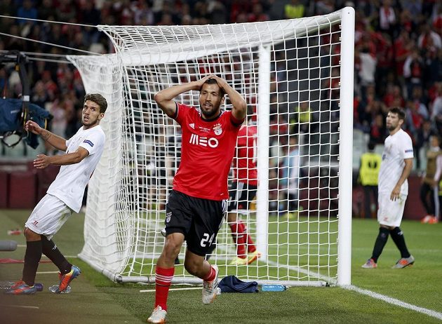 Ezequiel Garay (uprostřed) z Benfiky nedal šanci, má důvod chytat se za hlavu.